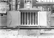 803454 Afbeelding van een geopende relaiskast voor de N.X.-beveiliging van het N.S.-station 's-Hertogenbosch te ...